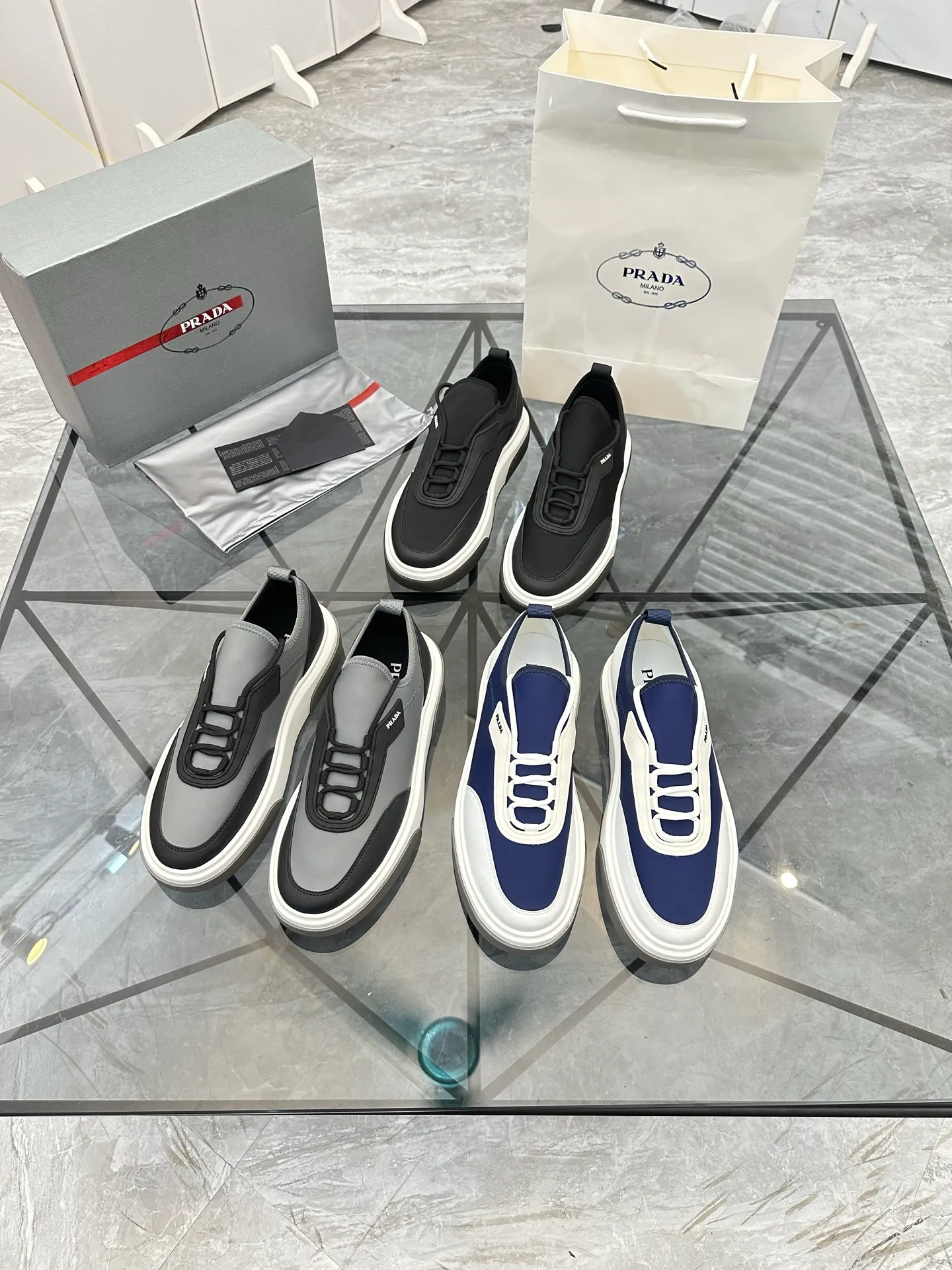 Men's shoes for sale 💰: 💰P600¥ High-end top quality Product trademark: Prada *"Prada*" low-top casual shoes Regular size: 38-45 (can be customized to 46) Product materials: Upper imported glue splicing original material, breathable lining, cowhide foot pads, original outsole. Number: 832